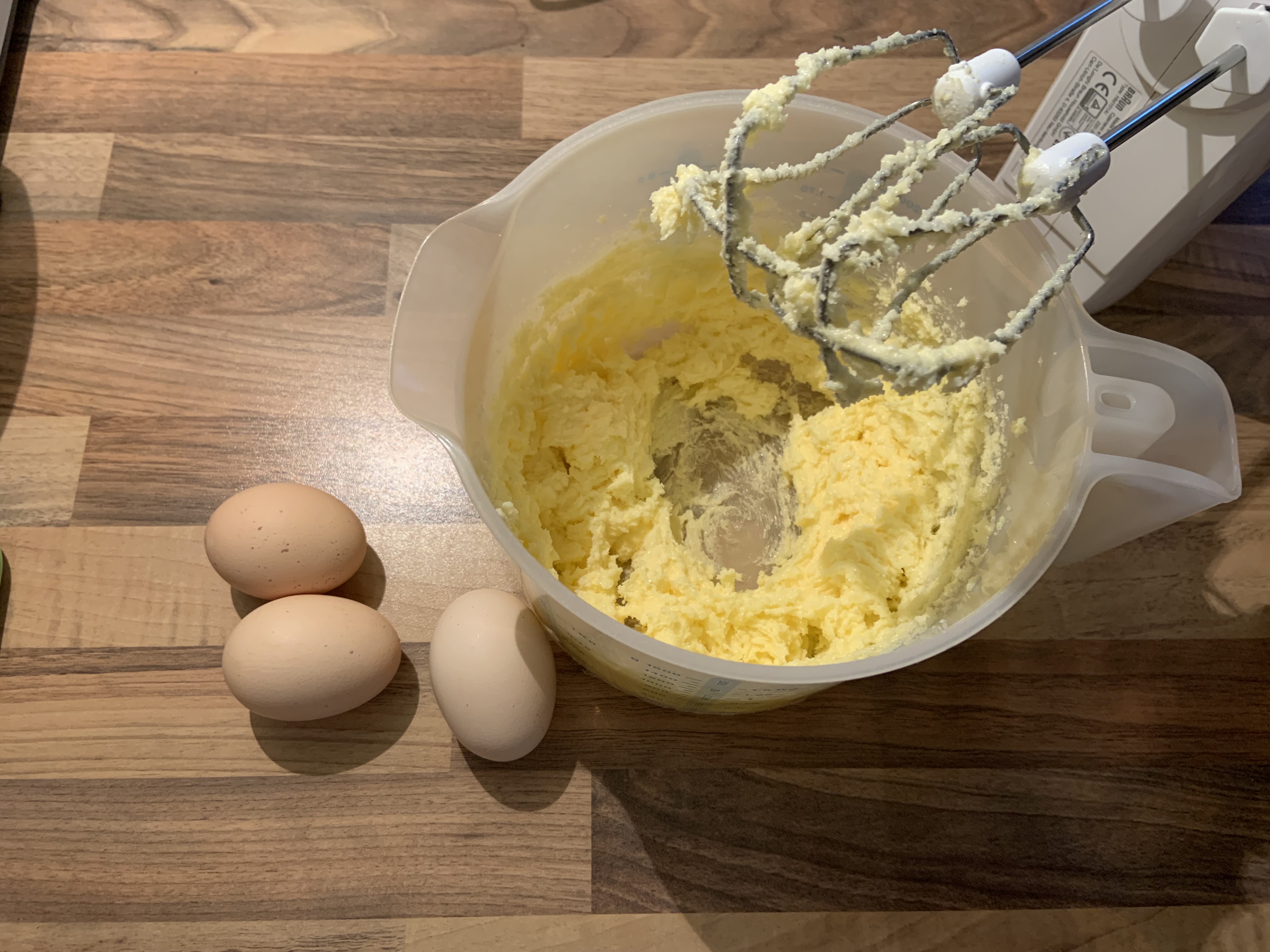 Butter und Zucker verrühren