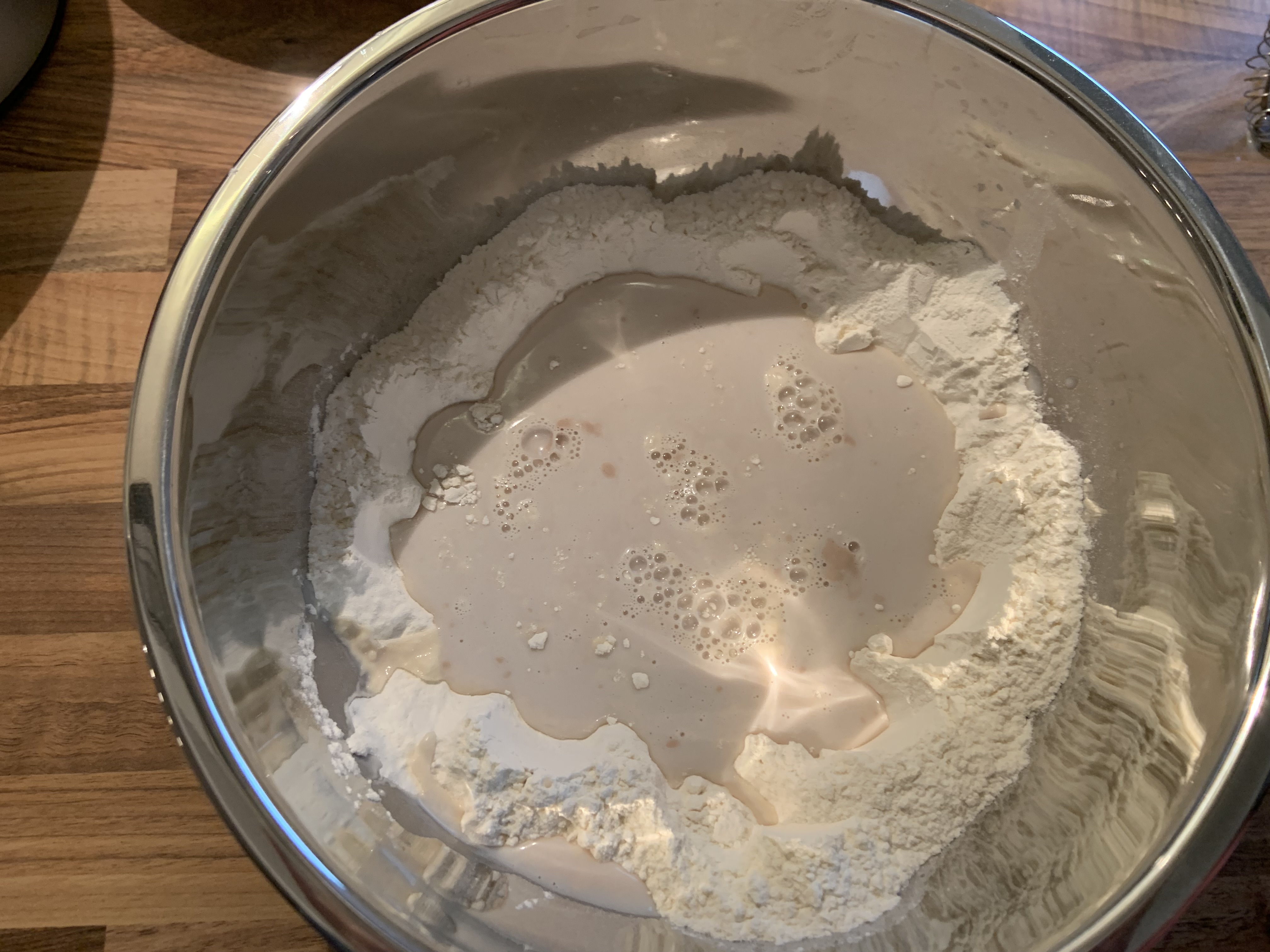 Hefemischung in Mulde geben