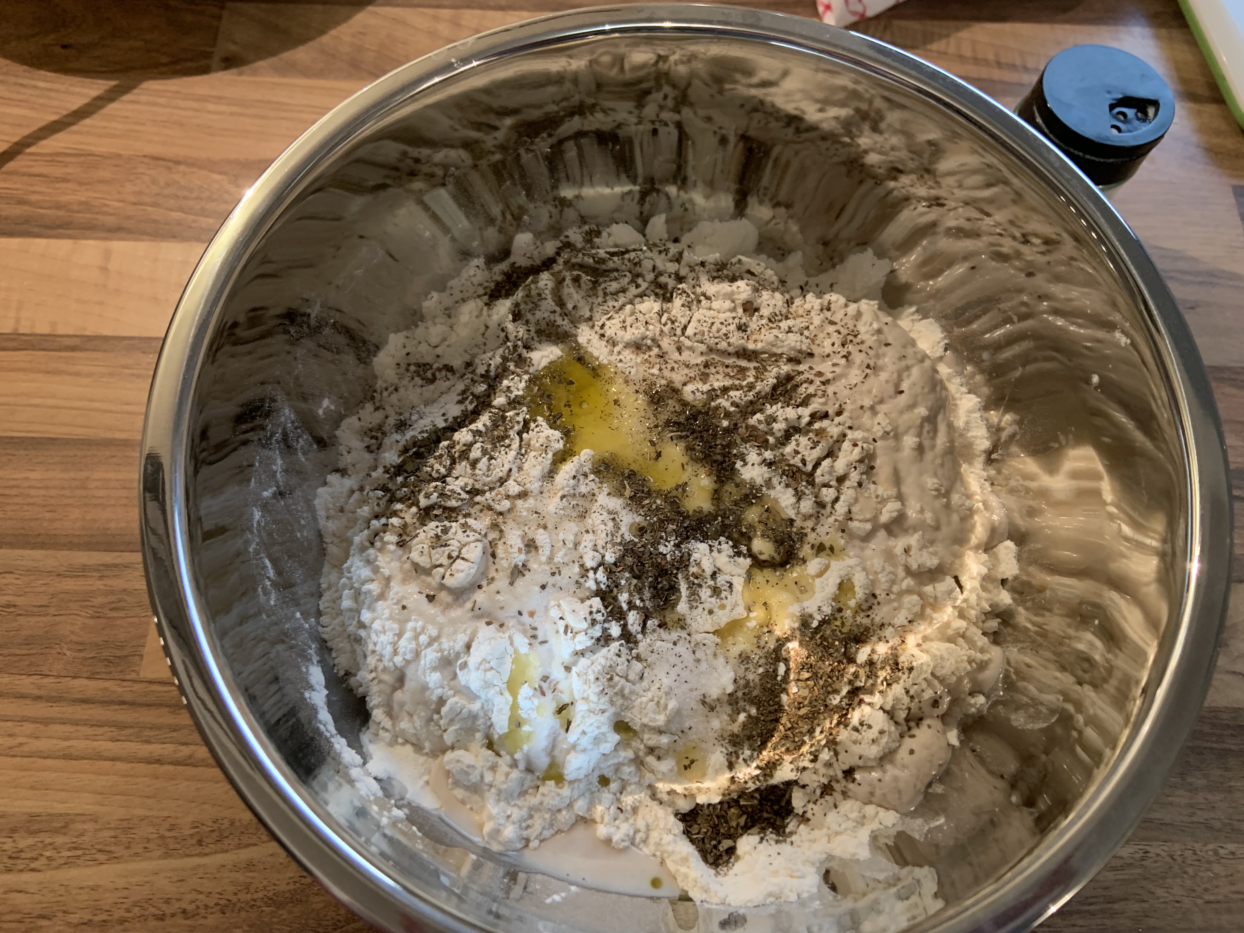 Öl und Gewürze dazugeben